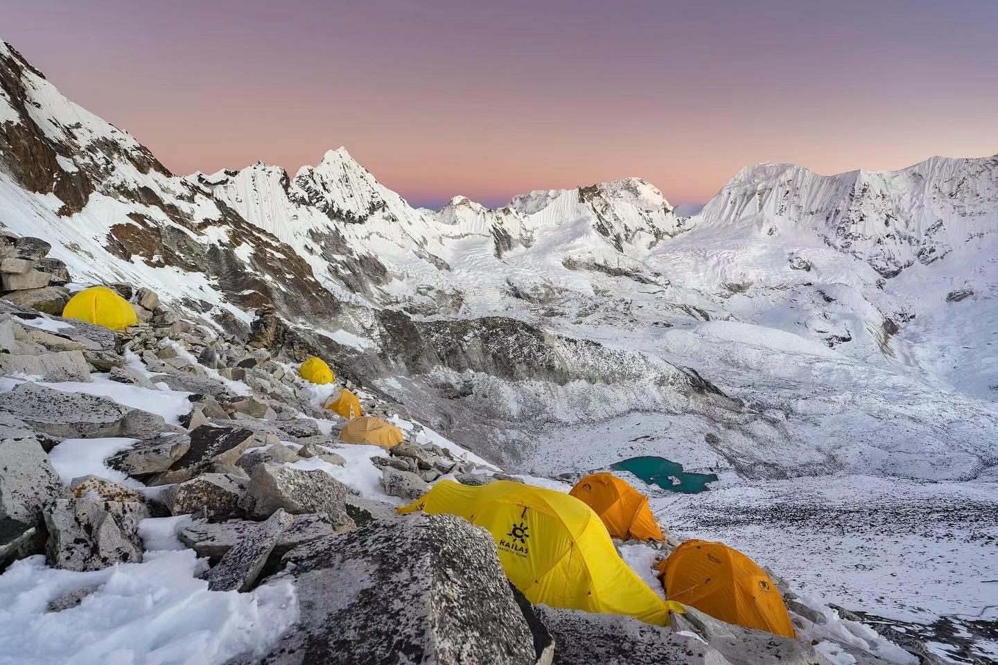 在尼泊尔进行登山探险的最佳季节通常是春季和秋季： 春季（三月至五月）：这是尼泊尔登山探险的最热门时间