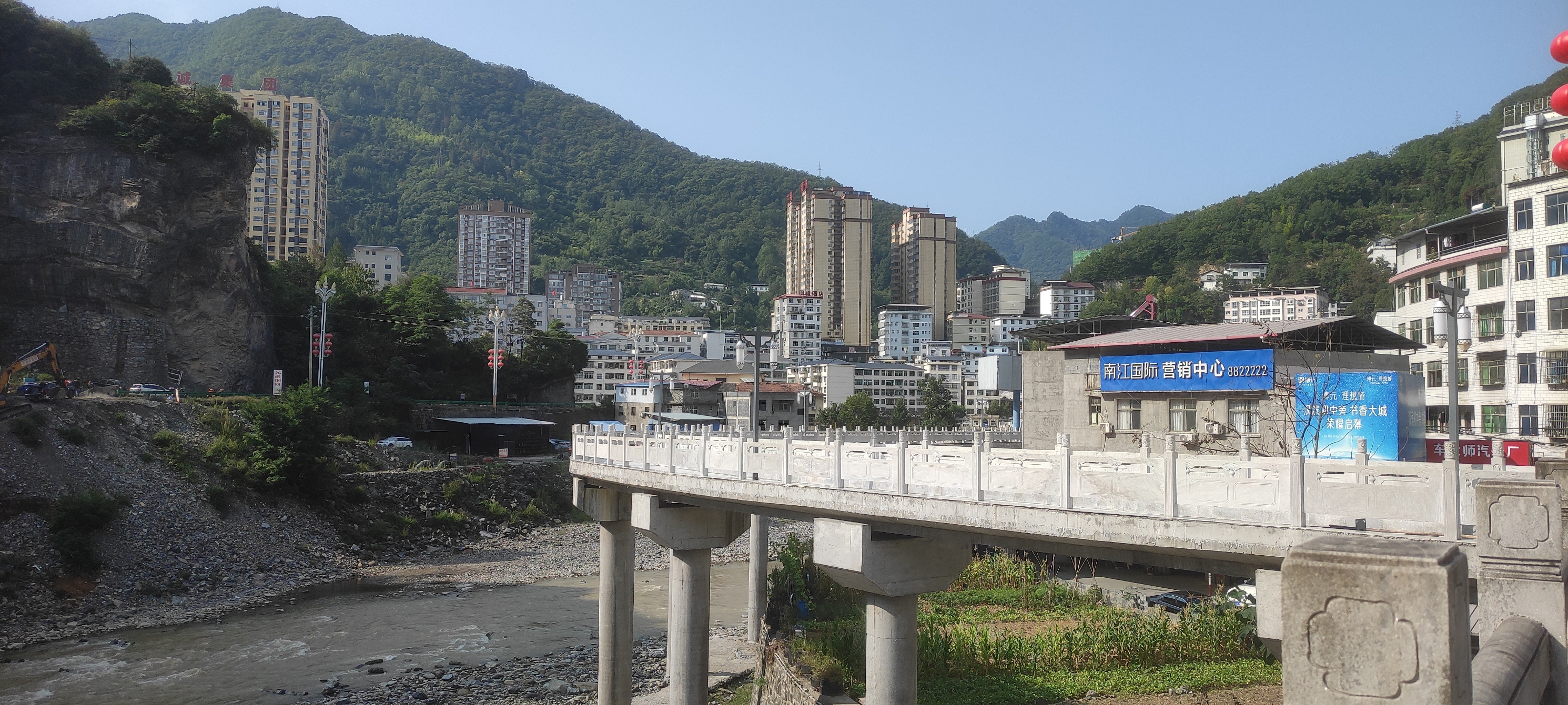 镇坪县是陕西最南部的一座县城，隶属于安康市管辖，号称陕西的“南极”，同时也被誉为中国的国心之县，因为