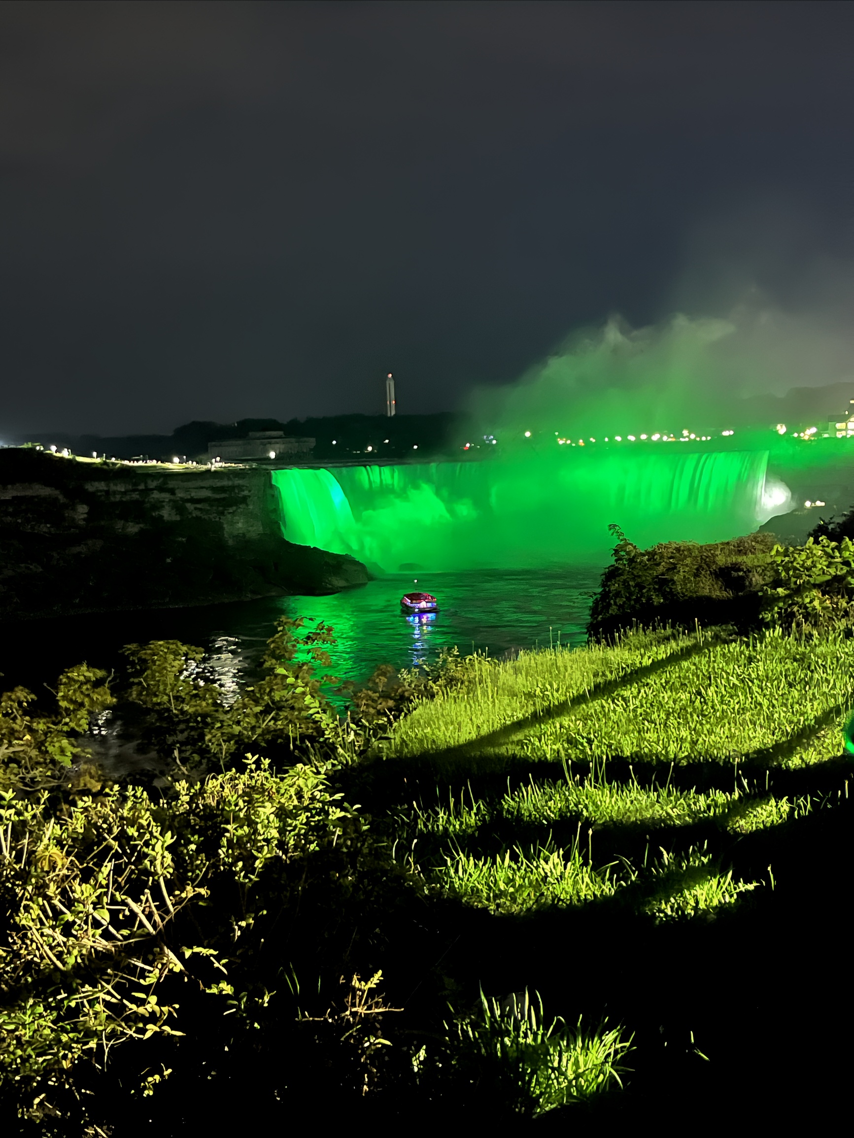 世界著名的瀑布—— Niagara Falls. 位于美国与加拿大边境交界处。为了吸引游客，他们每晚