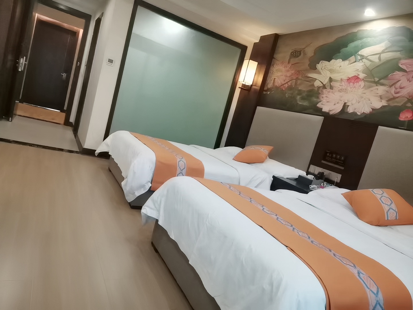 又一次来莲花县，莲花万福大酒店第二次入住，酒店临街停车方便，房间也比较宽敞，而且干净整洁，特别是前台