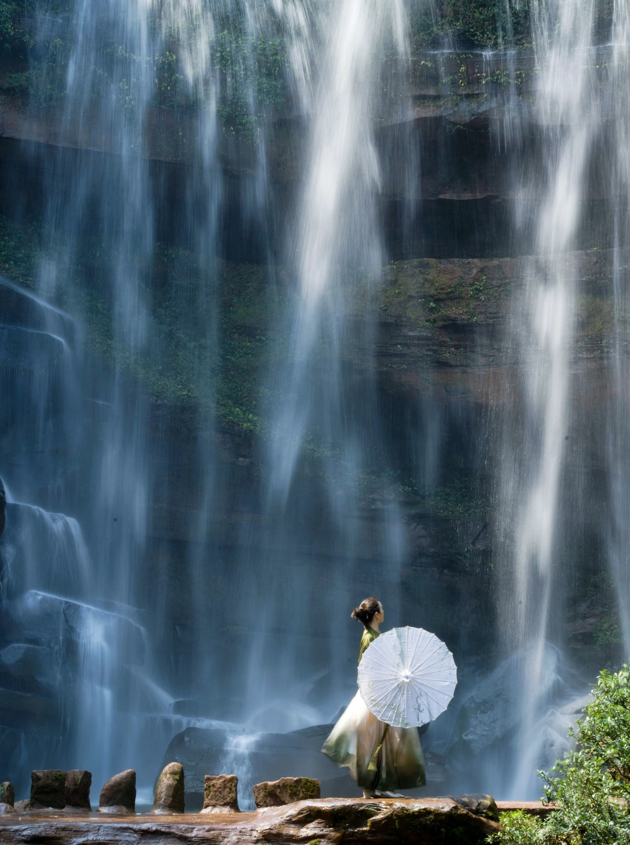 《赤水丹霞大瀑布：一幅绝美的画卷》
