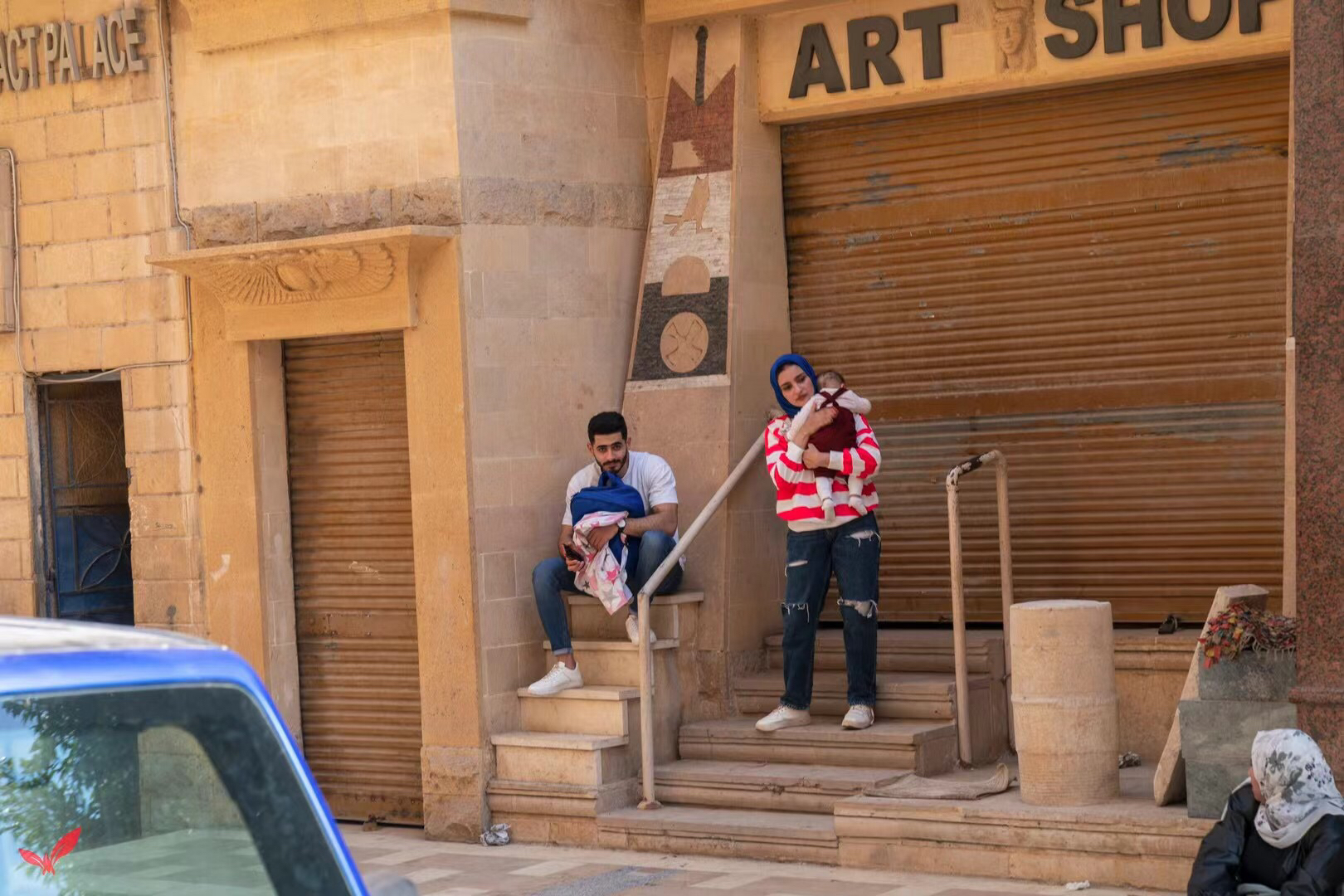 开罗来信  开始整理埃及行的照片，首先是这一家子的照片。  当时，我们一行人在开罗，从旅店check