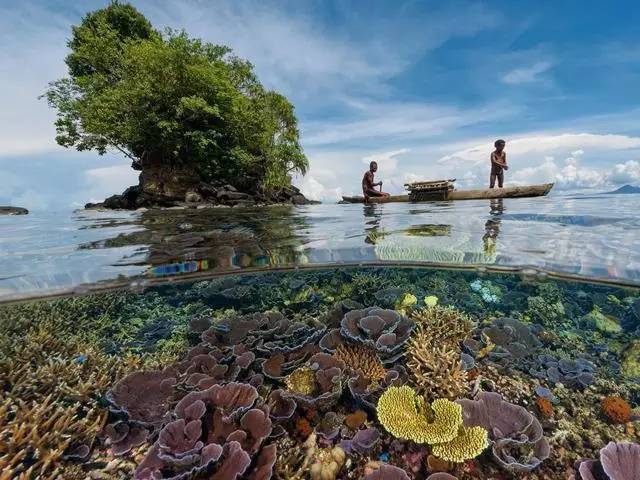 巴布亚新几内亚的北部海岸区， 东新不列颠省的清澈海水