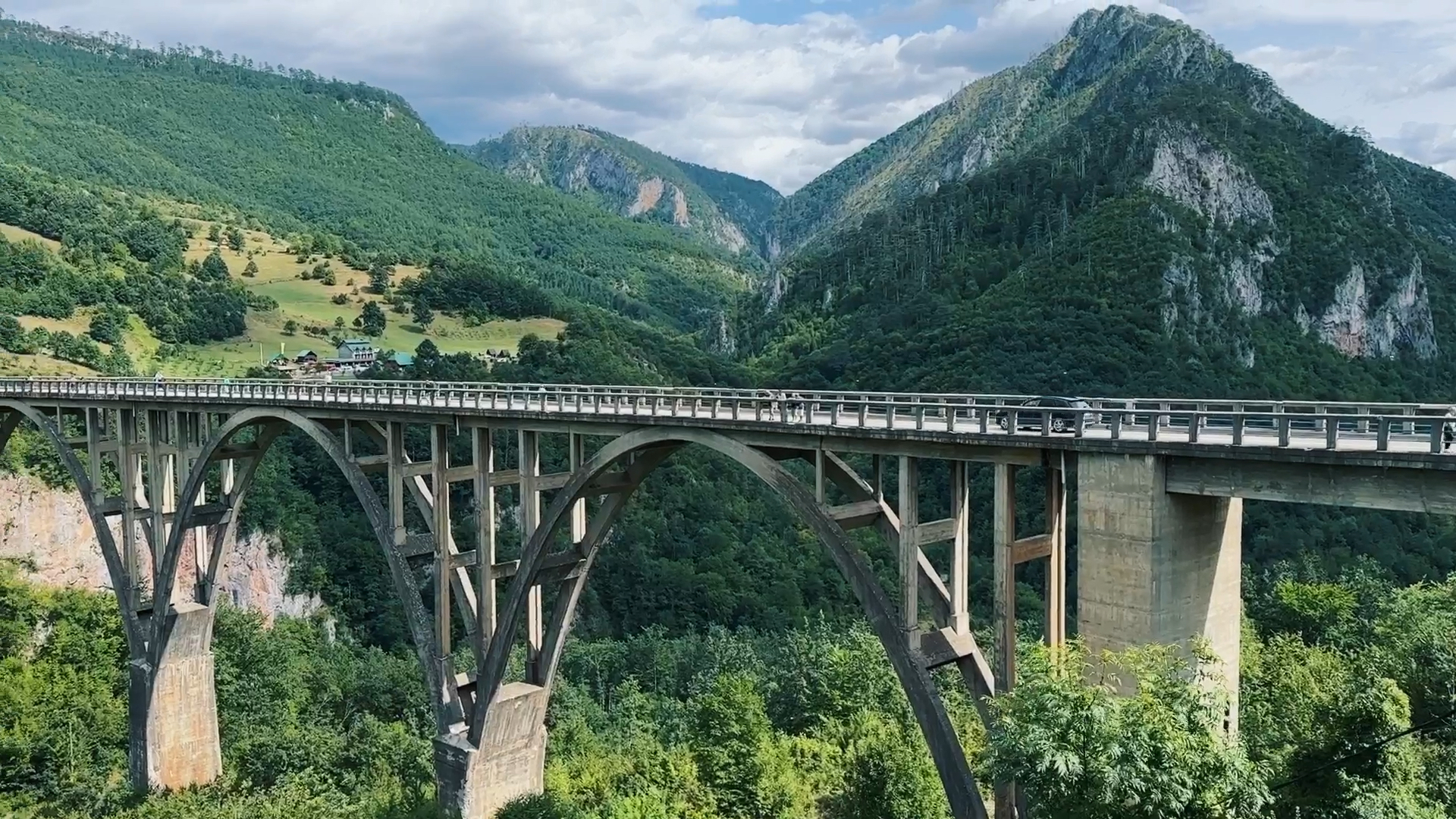 黑山塔拉大桥，出现在电影《桥》 中