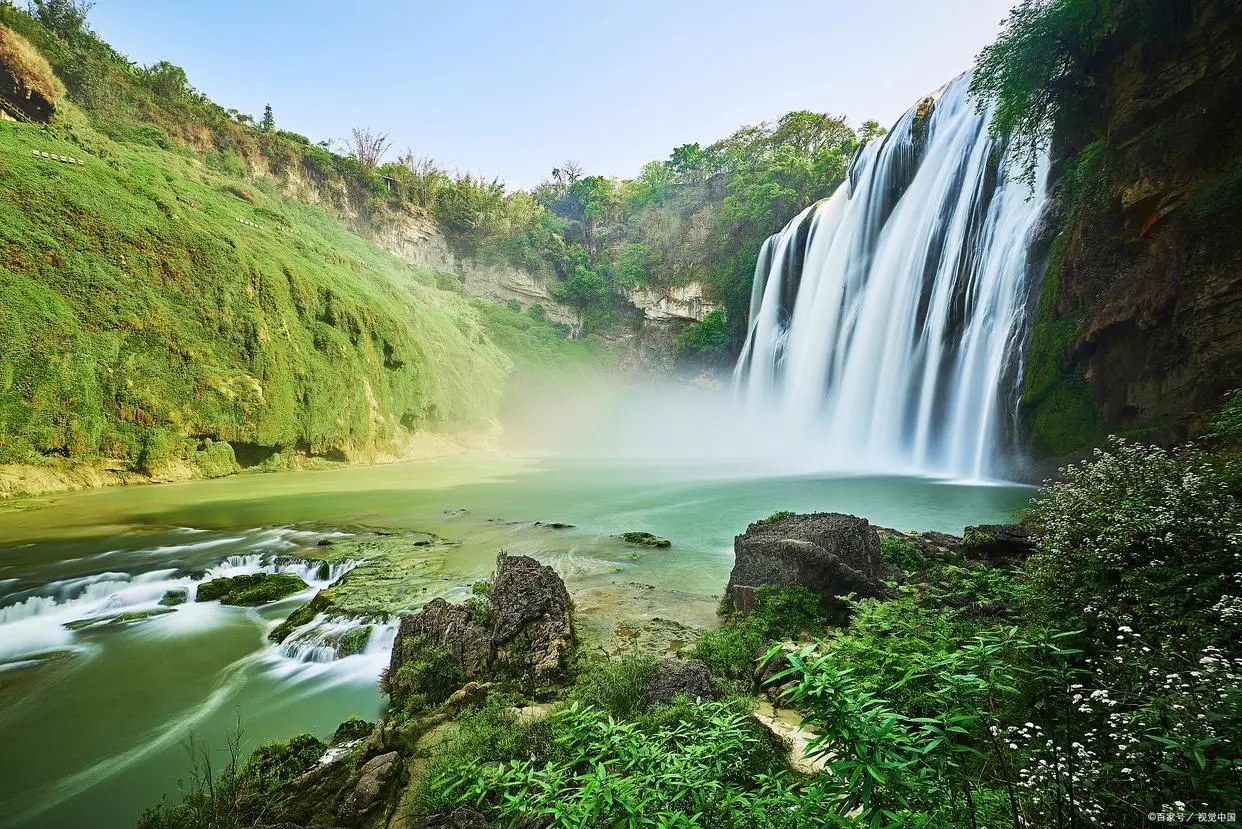 #贵州旅游 1 安顺黄果树瀑布 黄果树瀑布位于贵州省安顺市，是亚洲最大的瀑布之一。以其壮观的景象和清