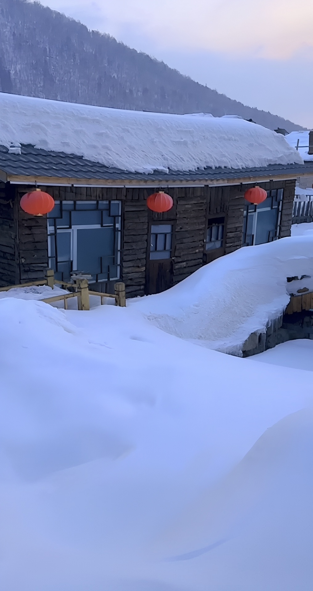 中国雪乡搜 位于黑龙江省，是一个以雪景为主题的旅游胜地。如果您想前往雪乡旅游，以下是一些攻略： 1.