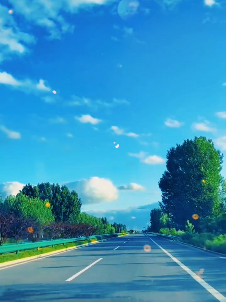 你透过车窗看风景，山川湖泊也在看你。#公路上的风景