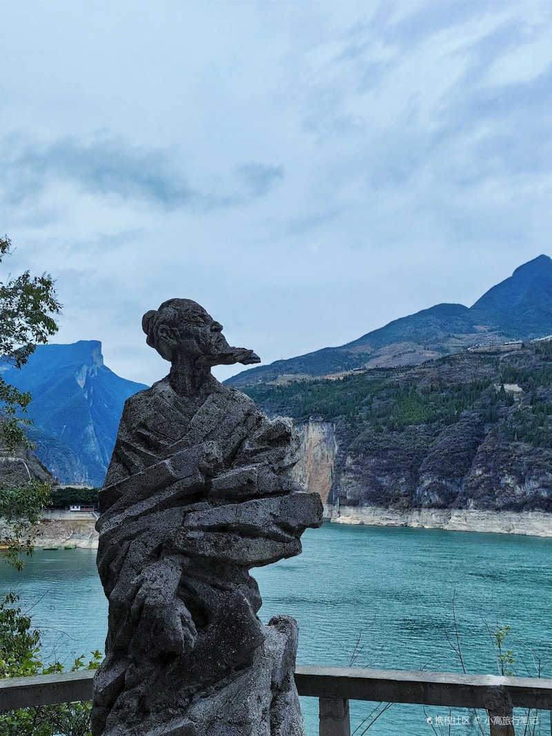 朝辞白帝彩云间，千里江陵一日还。