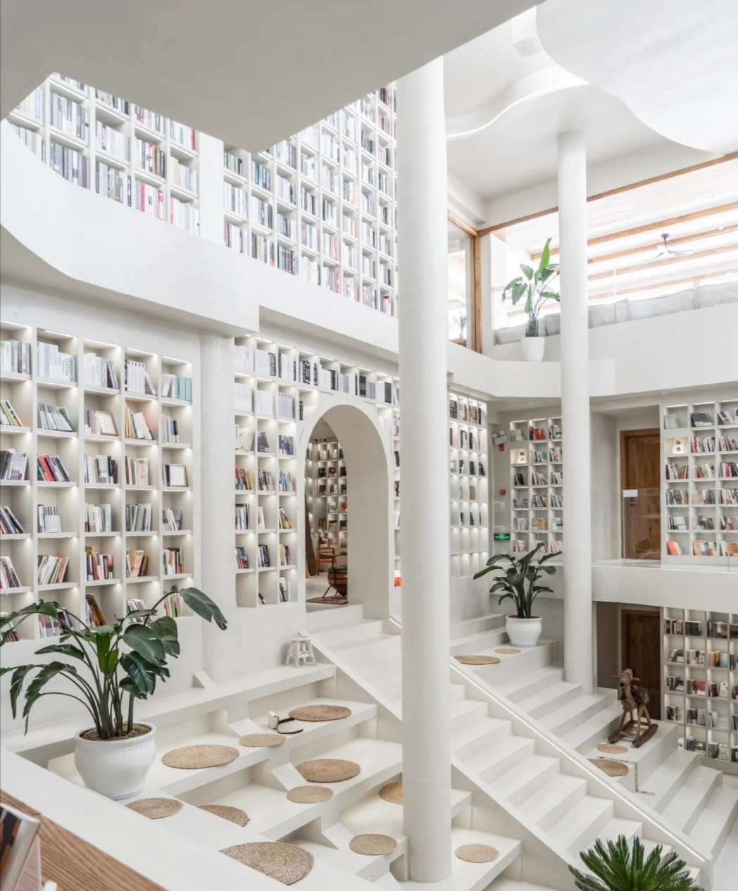 云南最美书店藏在和顺古镇的纯白艺术空间