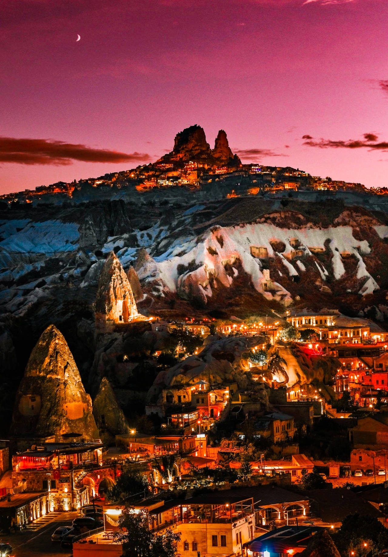 卡帕多西亚，这个位于土耳其东南部的奇特之地，以其独特的岩石结构、岩洞和半隐居人群而闻名。美国《国家地