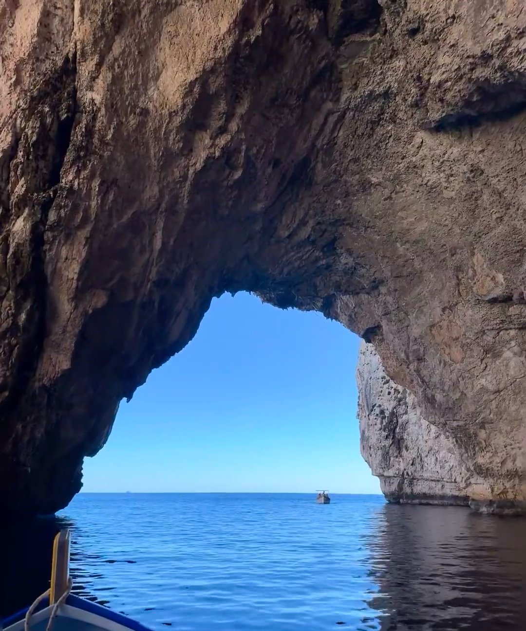 马耳他蓝洞之美超乎想象，清澈透明让你瞬间穿越仙境！