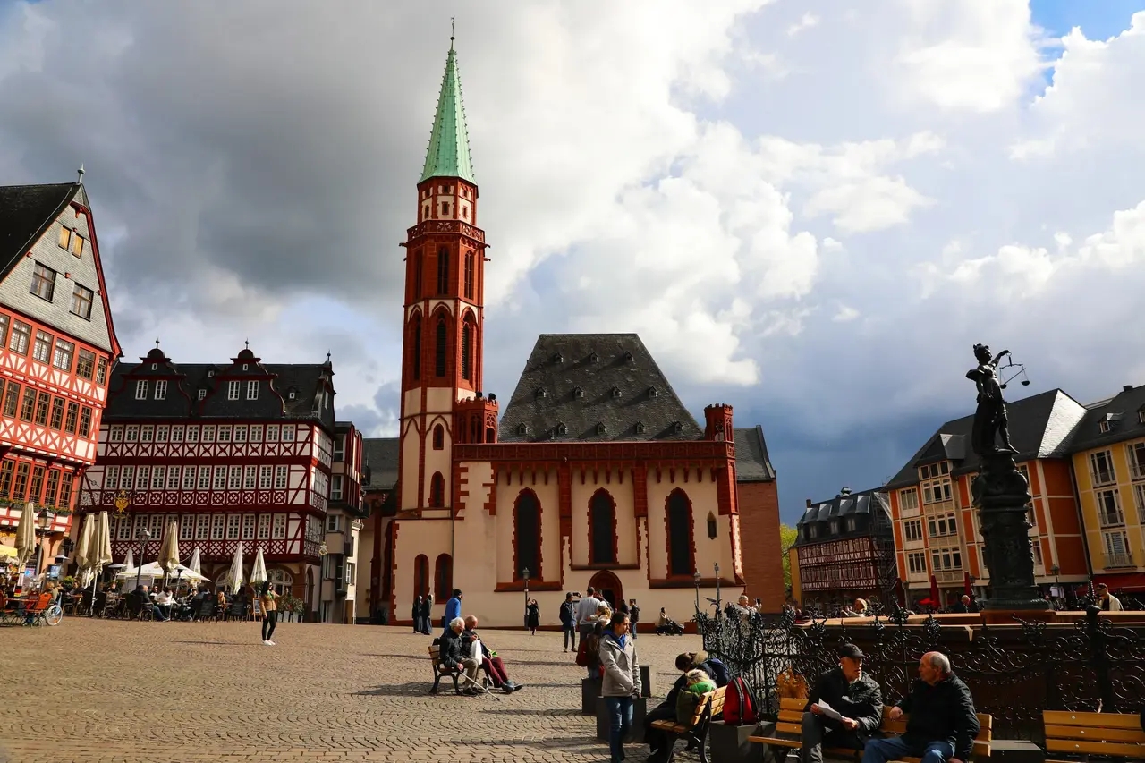 德国风景之黑森州  法兰克福是德国第五大城市，面积249平方公里，人口76.7万（2022年），是德
