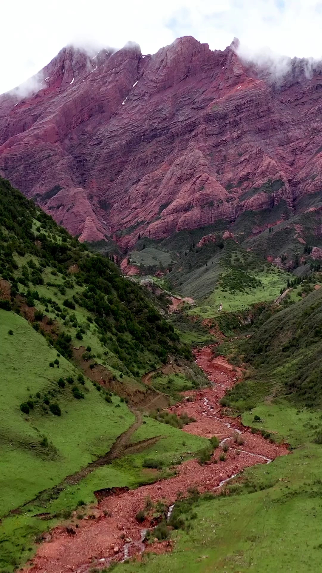 川西高原上竟然有罕见的红色丹霞景观！