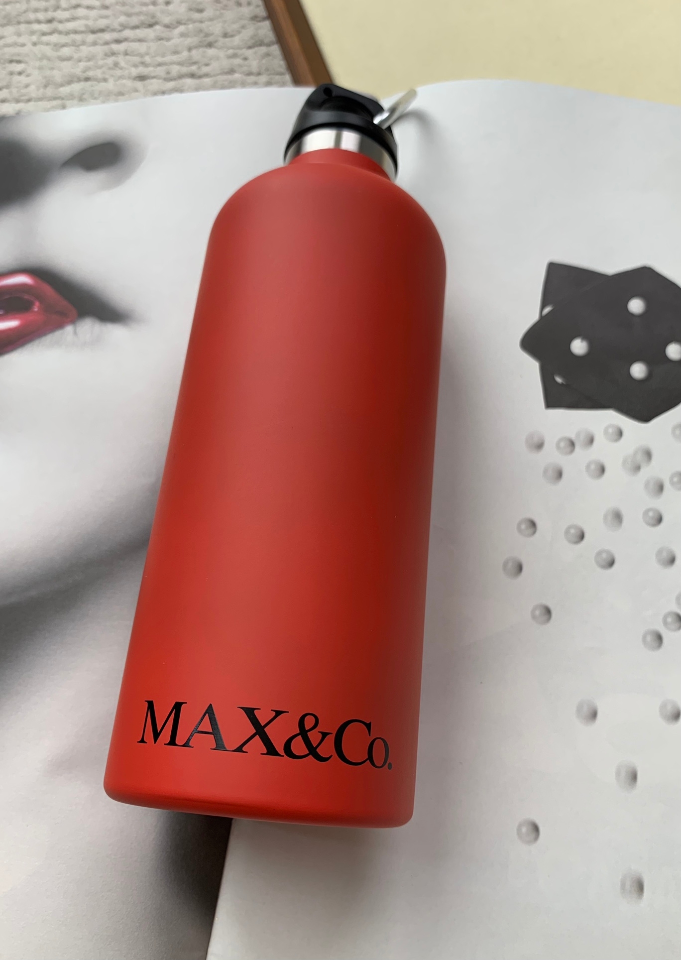 max&co字母保温杯 💗 极简经典水瓶式样，瓶身印有品排logo字母，简洁有特色。瓶盖造型带有工业