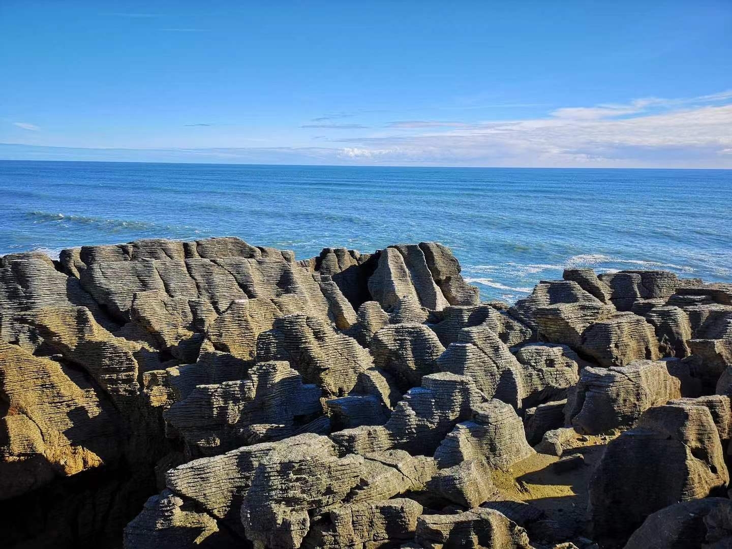 千层薄饼岩是由海洋动植物的残骸在地下堆积，在酸雨、风和海水的侵蚀下，形成层次分明的薄饼岩石景观。新西