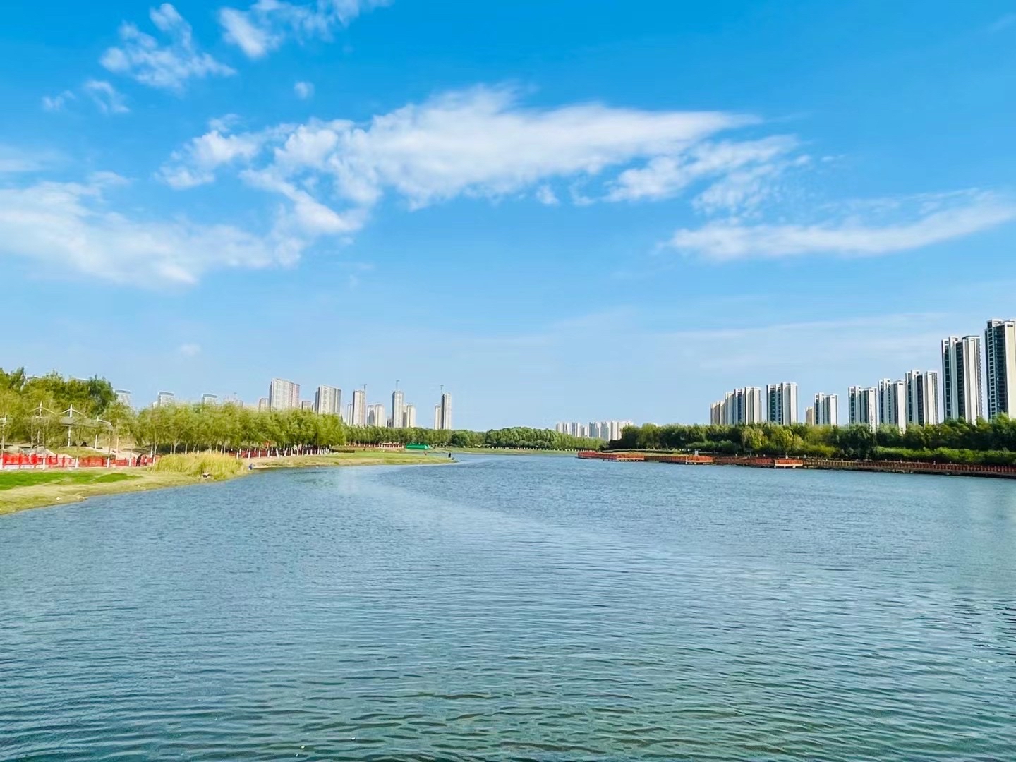 人杰湖公园绿廊上四个主题公园被蒲河生态廊道穿起来，合体成为沈城最大的免费游乐场，这里有21.5公里的