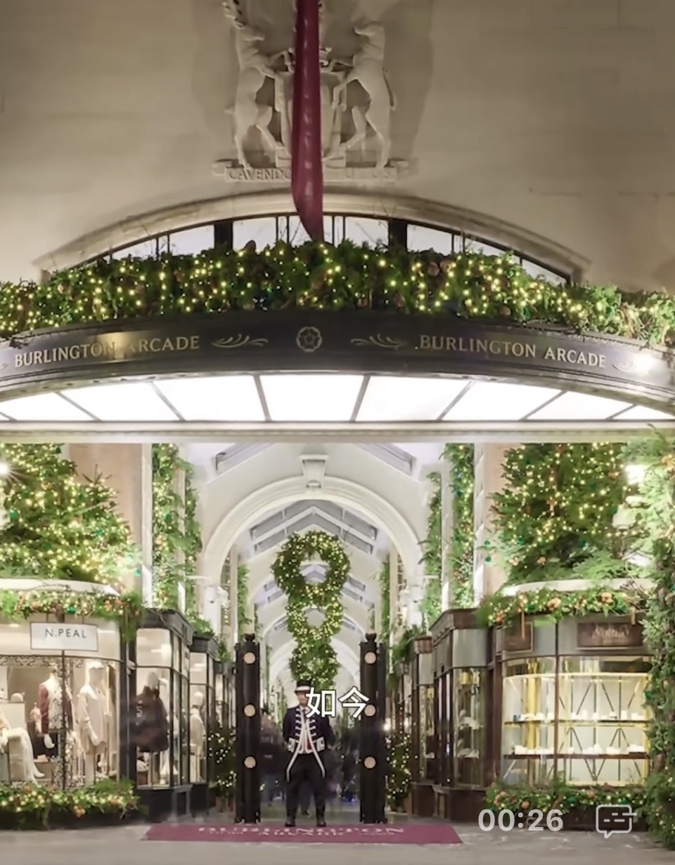 #城市人文手记 伦敦最美地标伯灵顿拱廊，这里的圣诞装置已经开始惊艳亮相了。 伯灵顿拱廊始建于1819