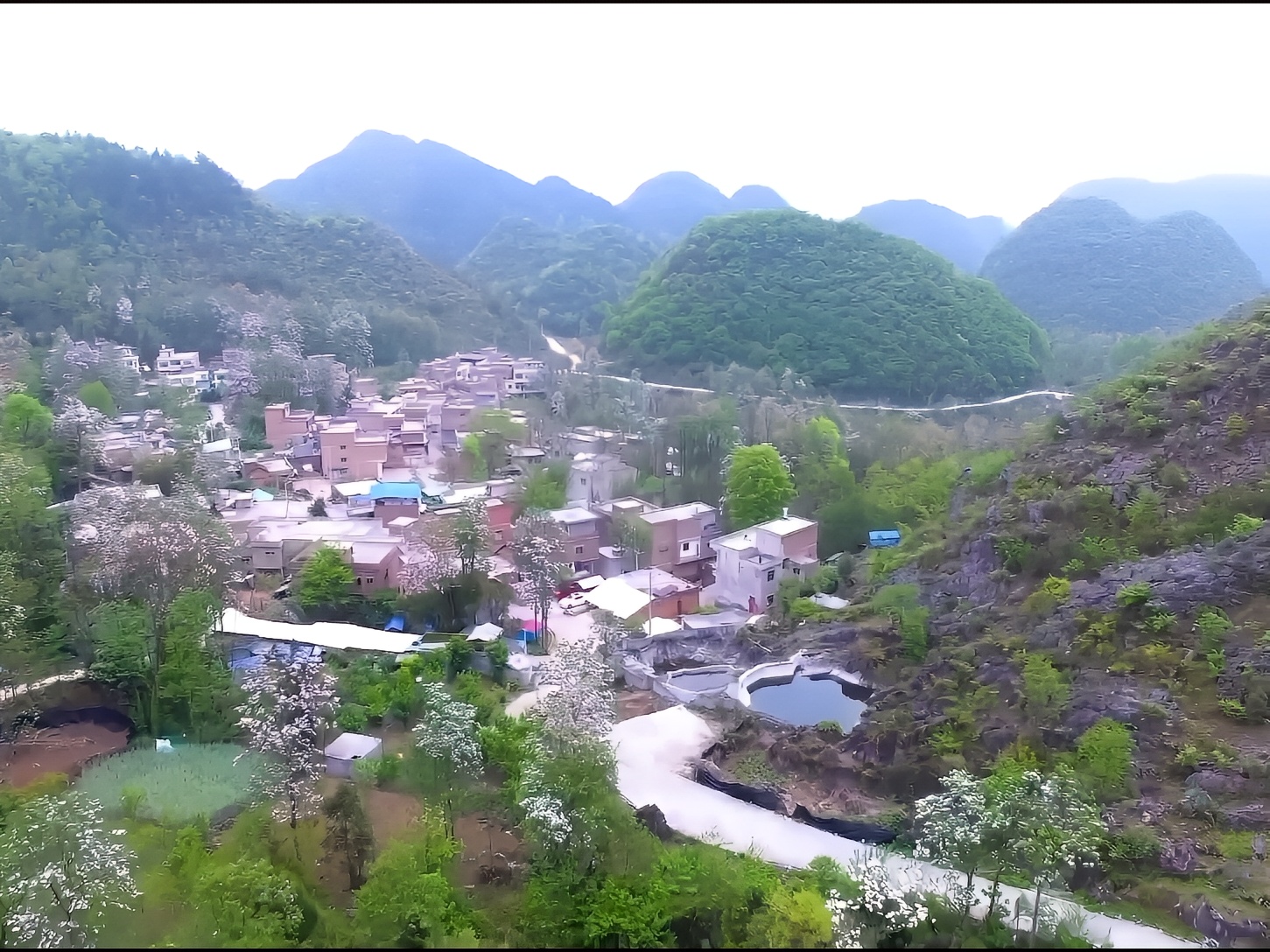 大山里的村庄红星村