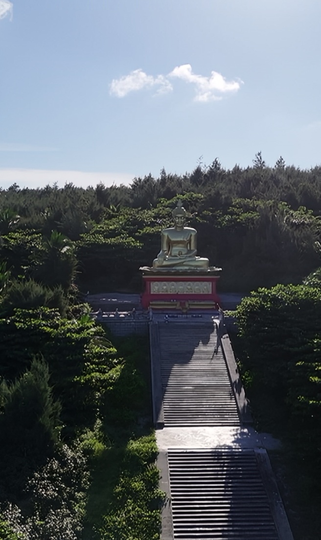 寺庙背靠大山，面向大海，海水碧绿，风光秀丽。