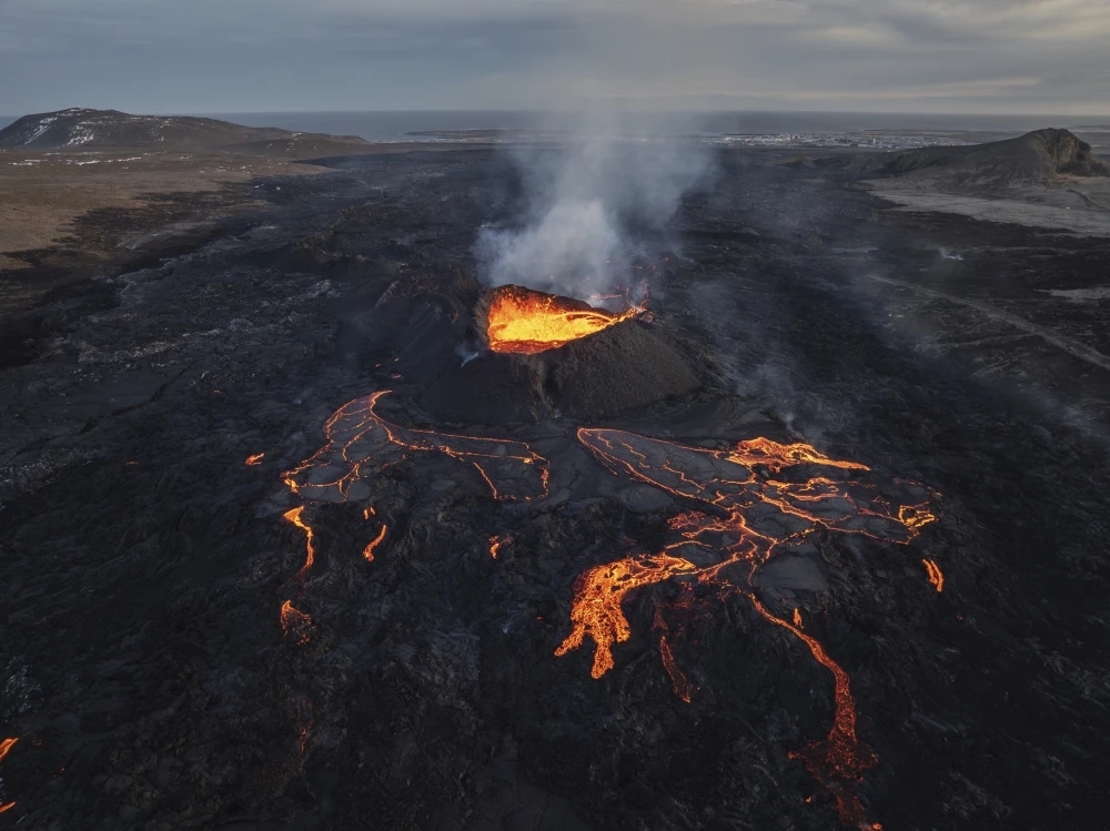 近日，冰岛格林达维克镇附近喷发的火山。  #火山 #冰岛火山喷发 @携程社区创作中心