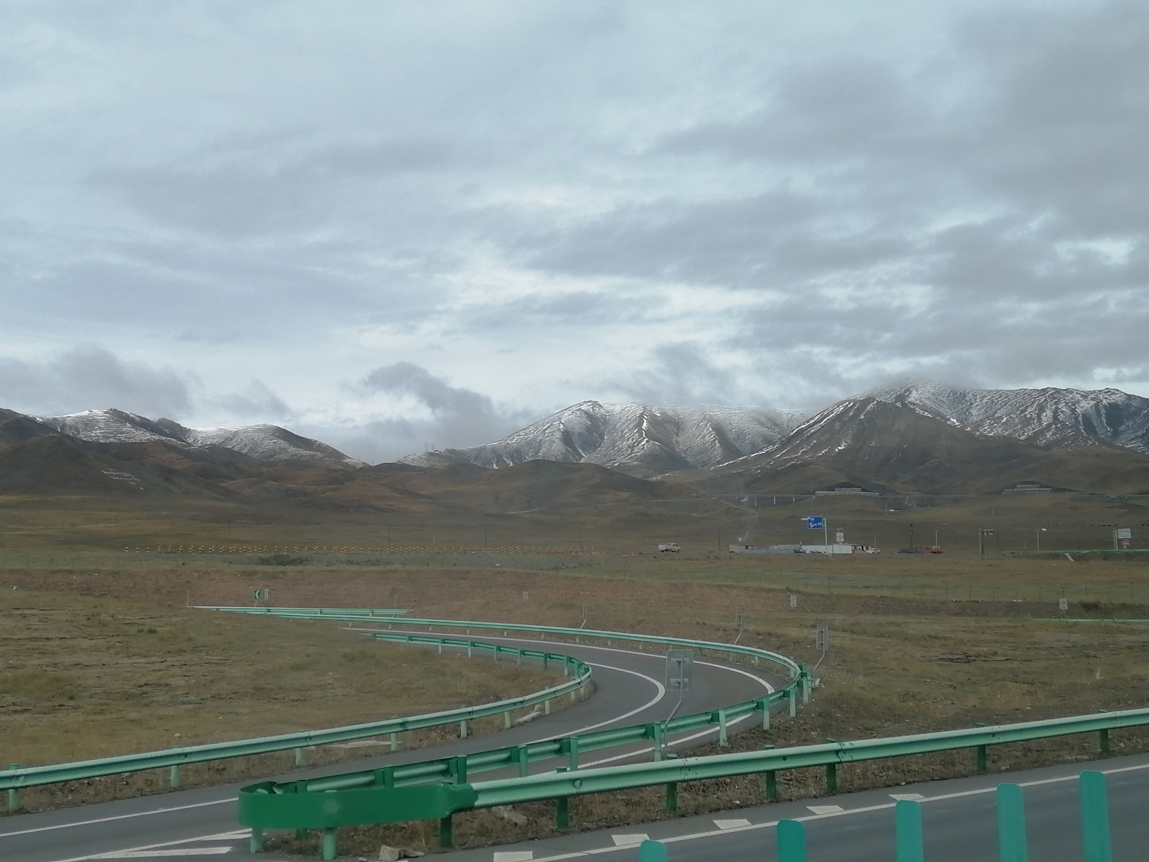 #公路上的风景 #发现旅途的色彩 从西宁走青藏公路去拉萨，经过平均海拔四千多米尼克的羌塘草原，这里是