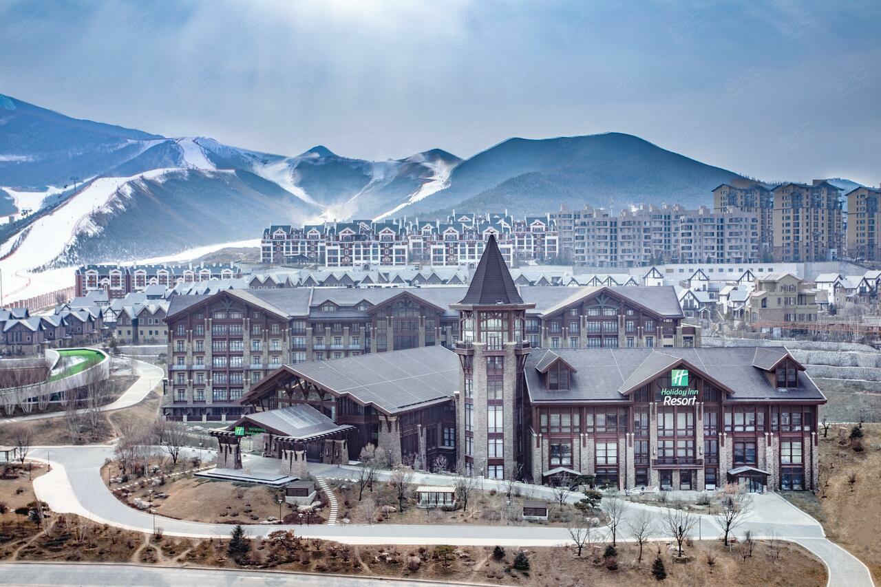 张家口崇礼滑雪场是华北地区最大的滑雪场之一，冬奥会曾在这里举行。  白天，这里拥有丰富的雪资源和独特