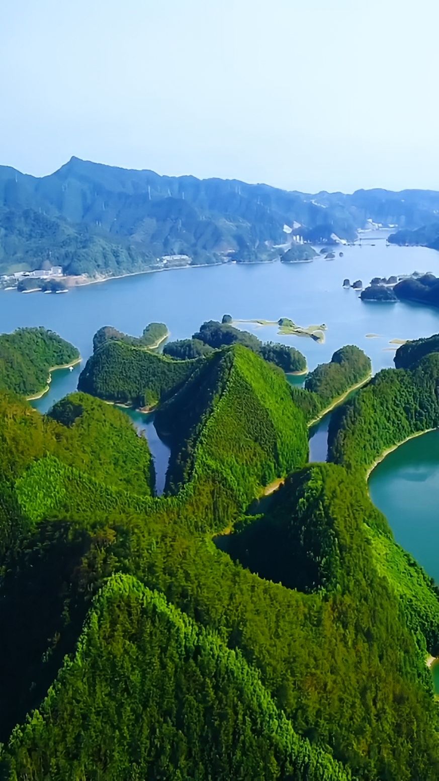 杭州千岛湖因有一千多岛屿而得名，岛屿分布错落有致！