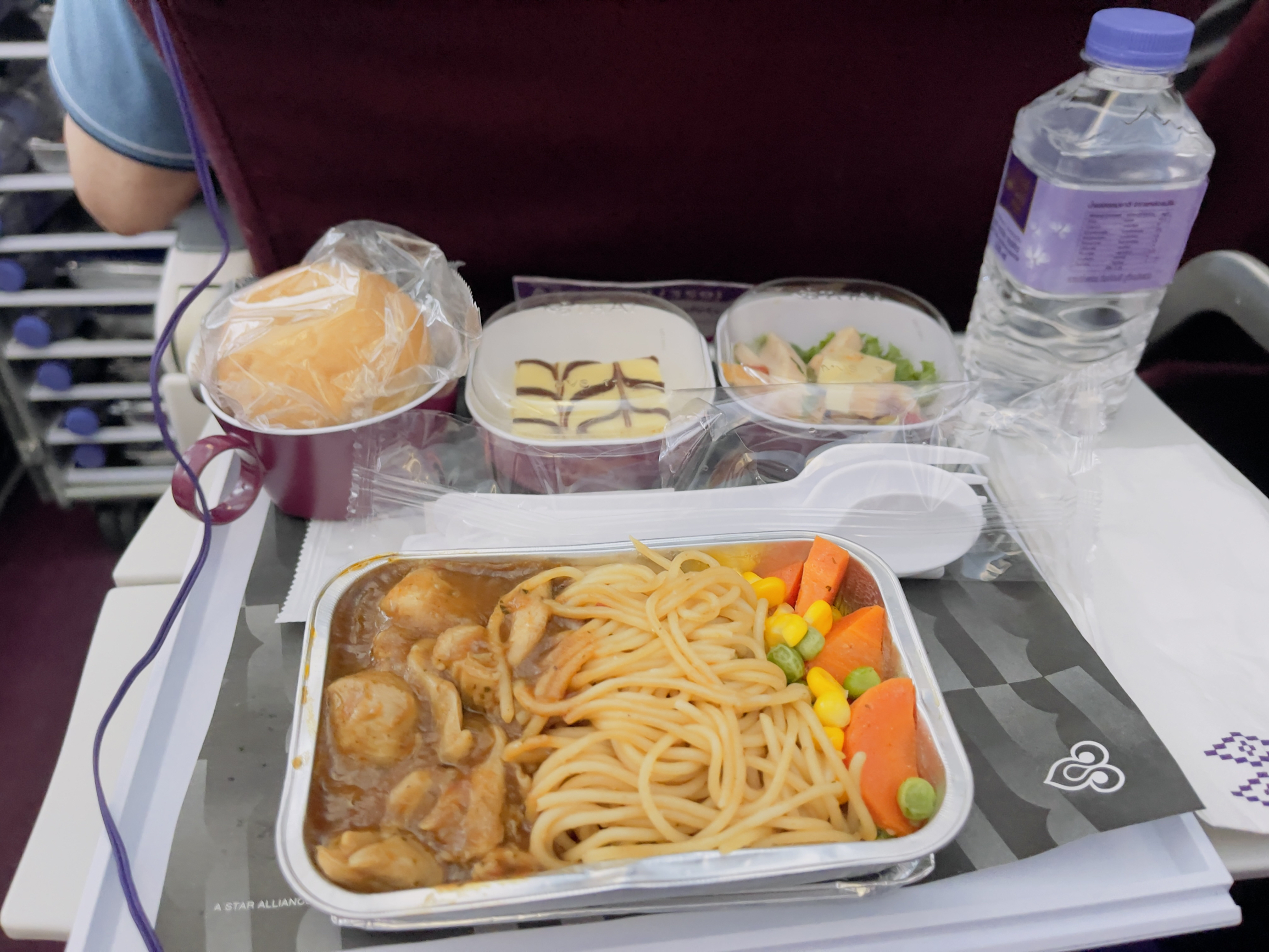 第一次体验的泰国航班 不错👍 东西也好吃 就是有点冷