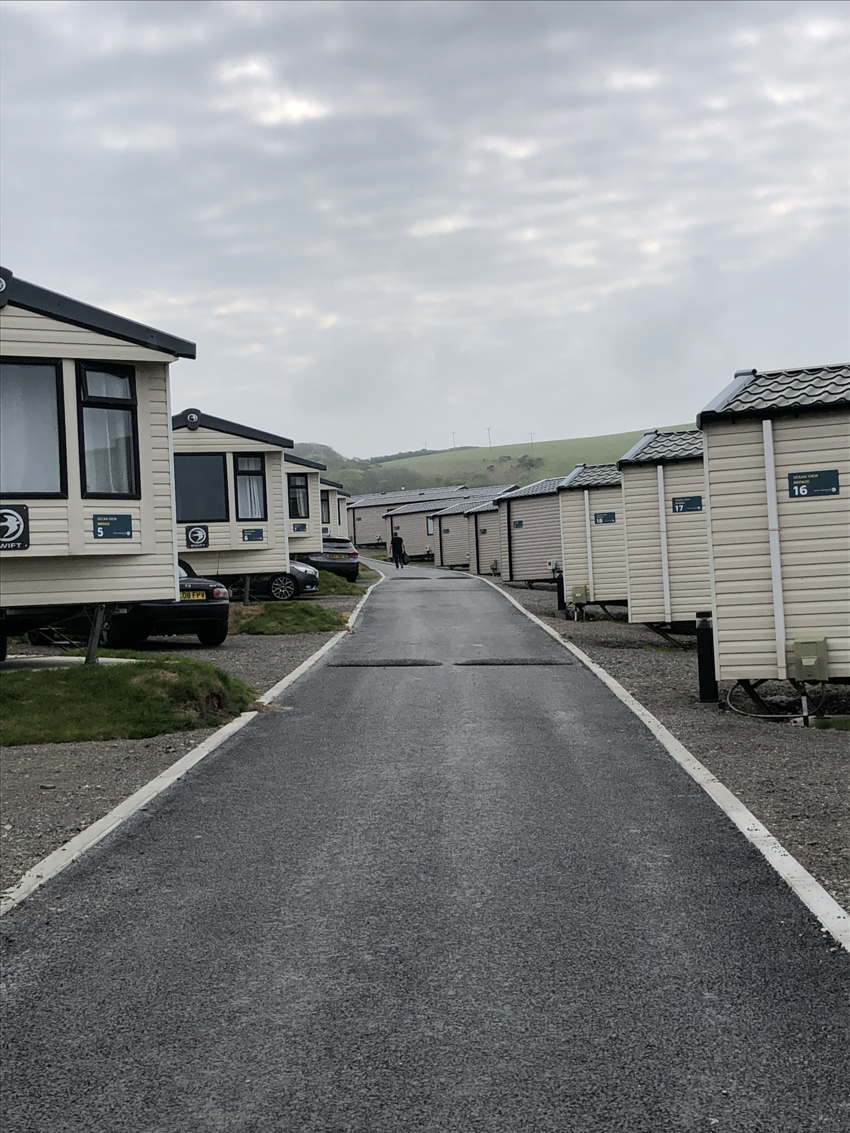 这里是Devon 的海边caravan 营地。 先给大家分享caravan 的结构，两室一厅一卫一厨