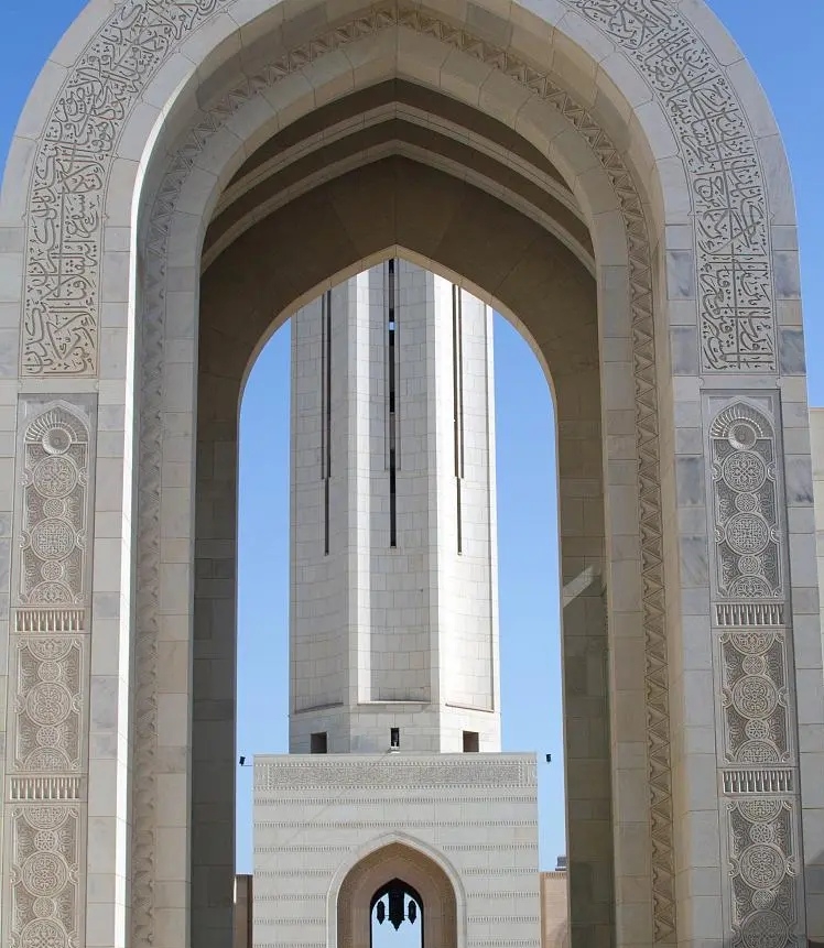 象征土库曼斯坦中立国地位的建筑，是首都阿什哈巴德主要的标志性建筑和观光景点。建筑中心有一个玻璃电梯，