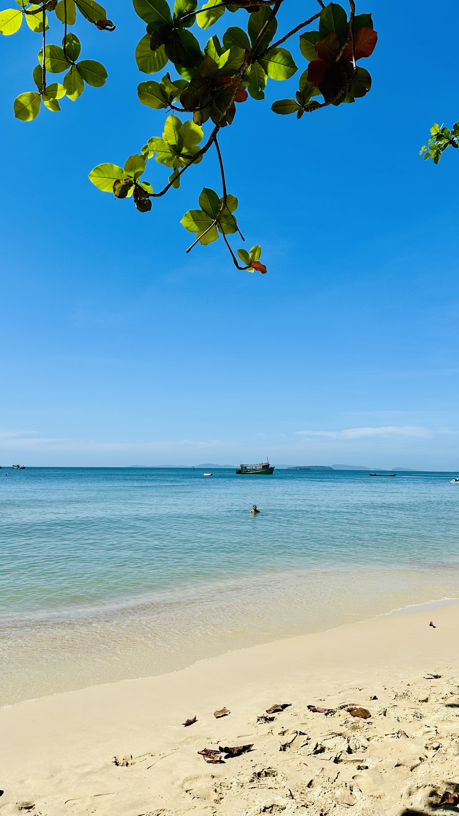柬埔寨西哈努一片未被完全开发目前只有本地人休闲度假的原生海滩