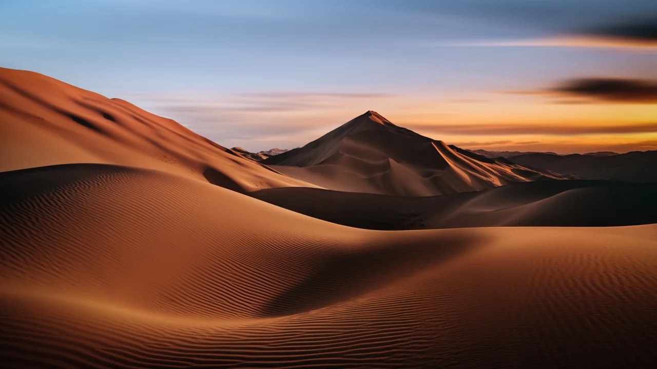 巴丹吉林沙漠：金色沙丘 巴丹吉林 巴丹吉林沙漠细腻的沙粒如同丝绸一般。 沙漠中的沙丘连绵起伏，呈现出
