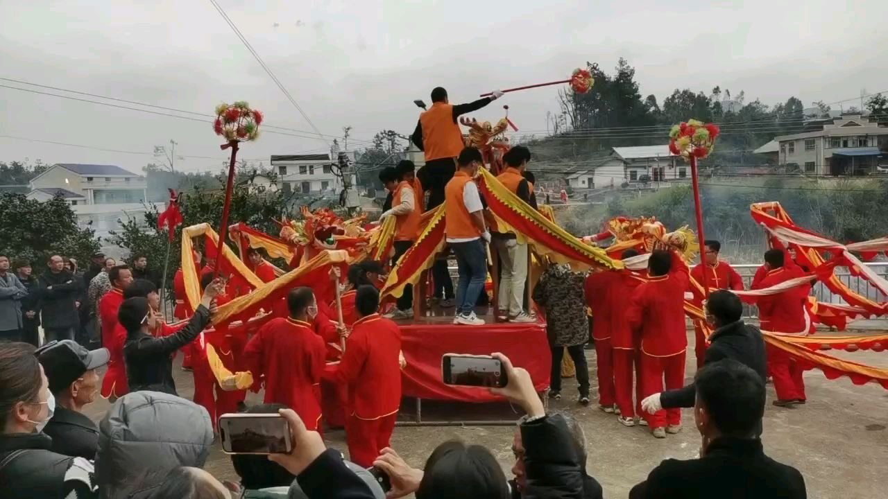 农村还是比较好的，有保留的传统节目看