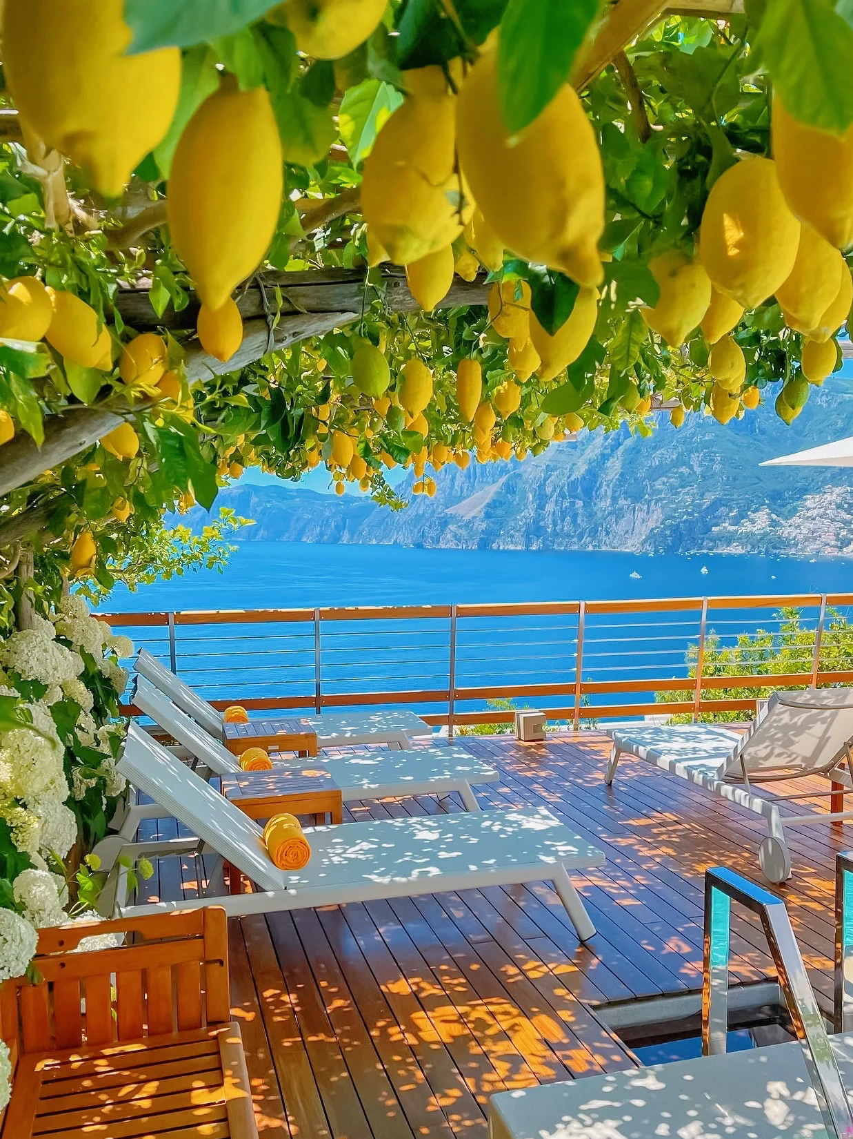 意大利｜柠檬的夏天，住进悬崖上的纯白酒店|||意大利的阿马尔菲海岸沿岸有不少绝美的小镇🌈，除了极其出