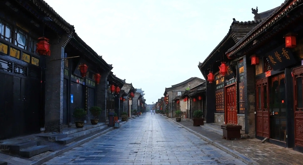 平遥古城位于山西省晋中市，有着悠久的历史和独特的文化魅力。这座古城保存了明清时期的建筑风格，走在石板