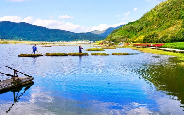 腾冲北海湿地属高原火山堰塞湖生态系统，四面环山，水面漂浮着各种花海草海，犹如五彩缤纷的巨型花毯，到了