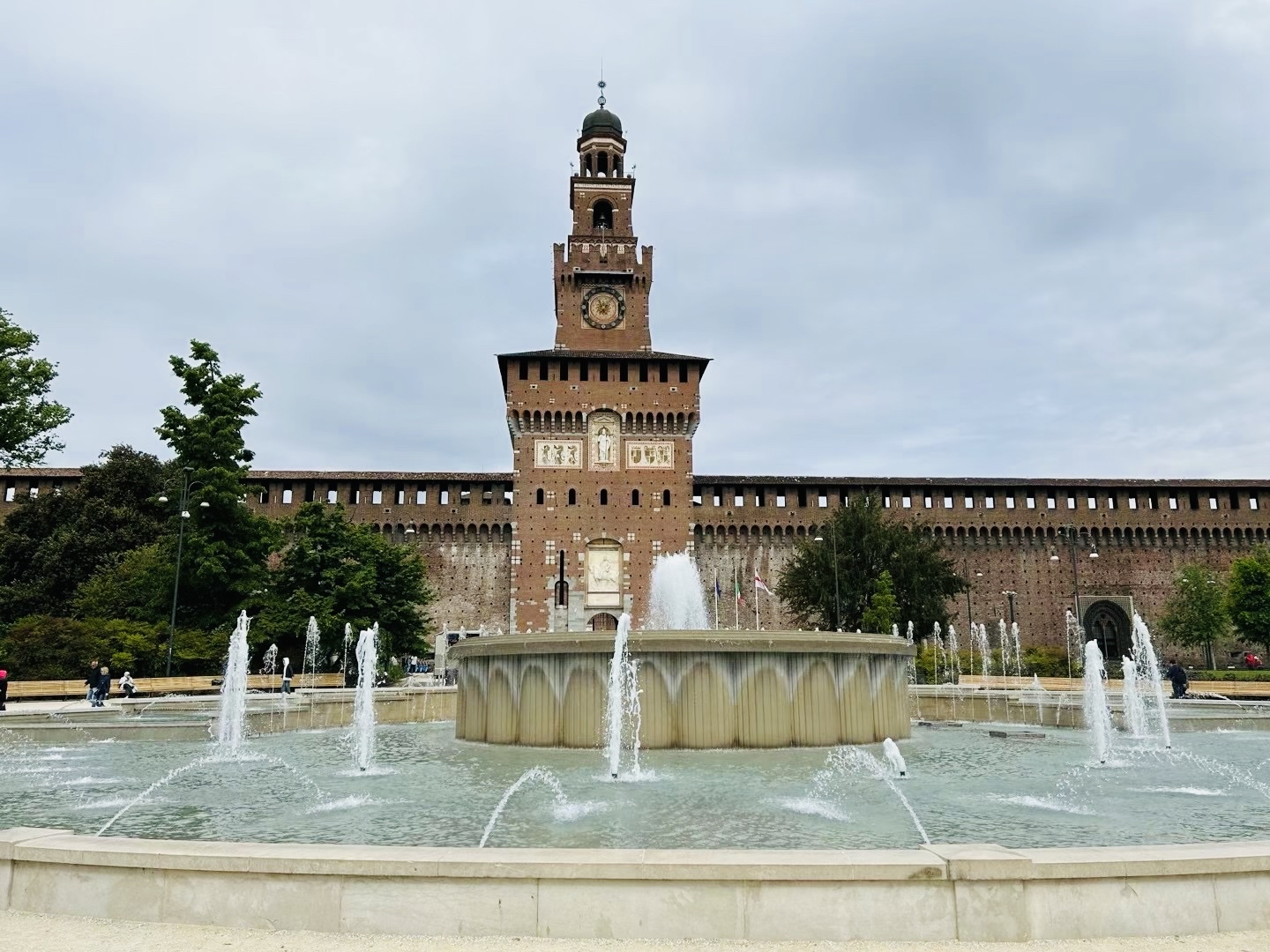 Milan (二） 从住所走八、九分钟便是米兰著名景点之一斯福尔扎城堡 (The Sforza Ca