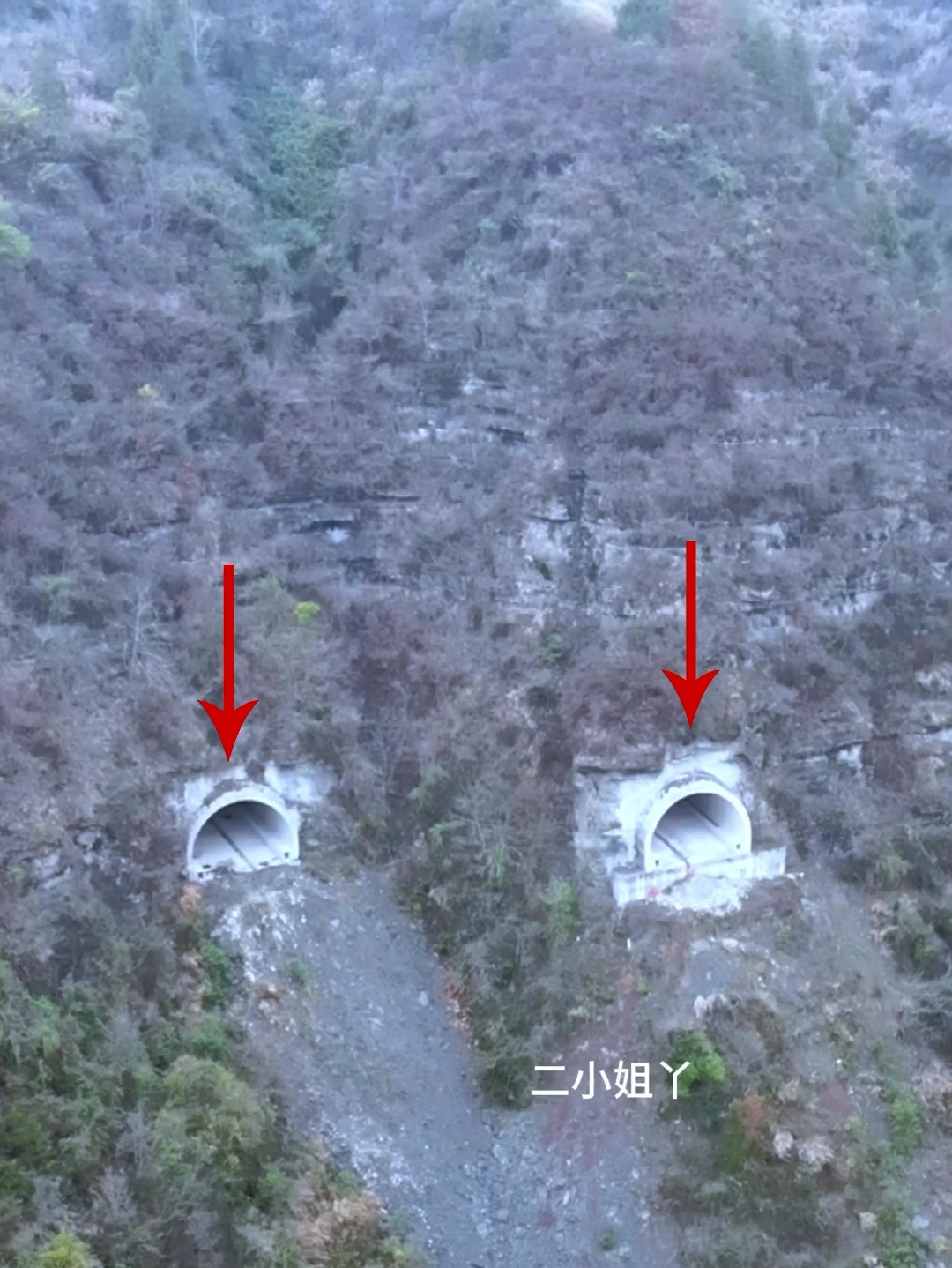 自驾途中，无意间发现修建在半山坡上的两条隧道，看似完工，可令人疑惑的是，隧道修建好了，两端没桥也没路
