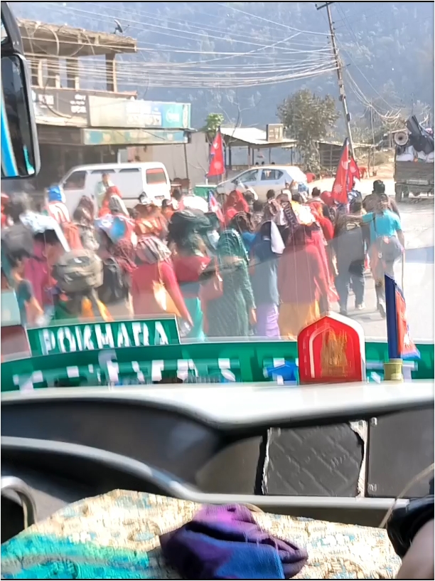 尼泊尔的博卡拉去加德满都的大巴车