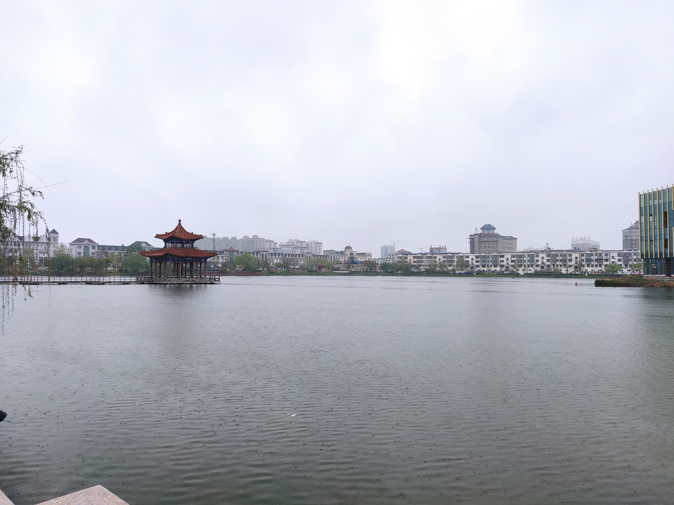 雨中南湖，曹县城中的公园。