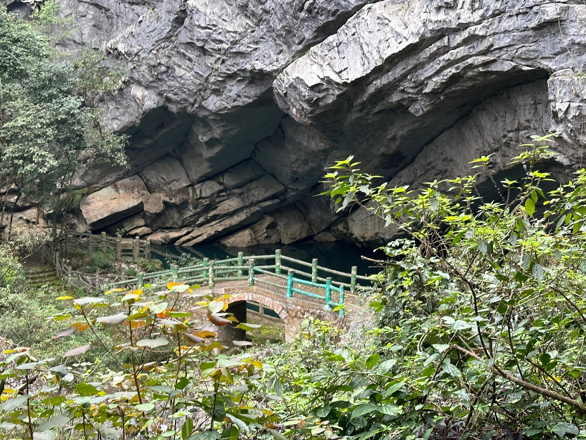三月份鹿寨香桥熔岩地质公园一日游：梦幻之旅，探寻地质奇观
