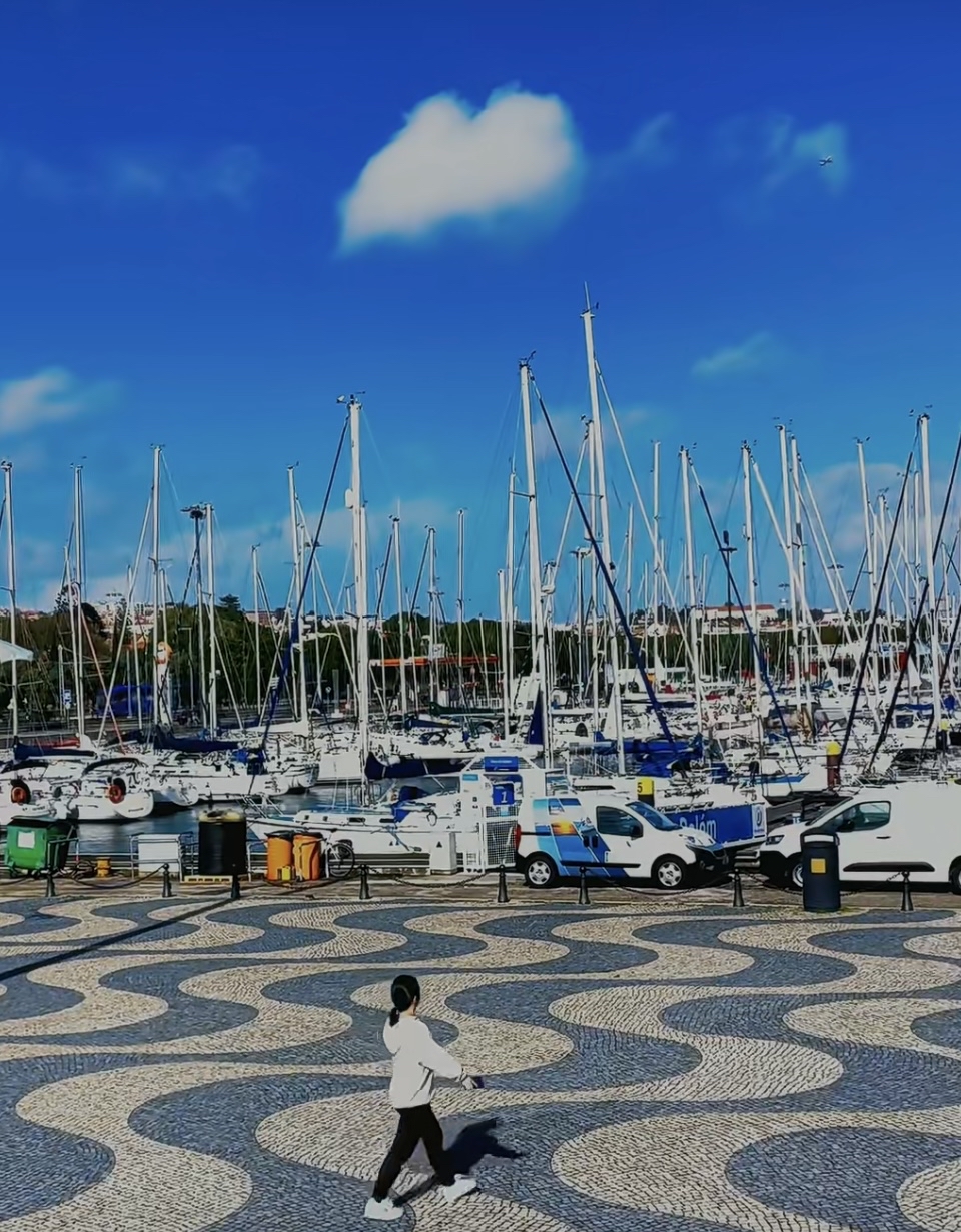 #城市人文手记 里斯本，葡萄牙首都。是欧洲大陆最西端的城市，南欧著名的都市；里斯本有许多纪念塔和纪念