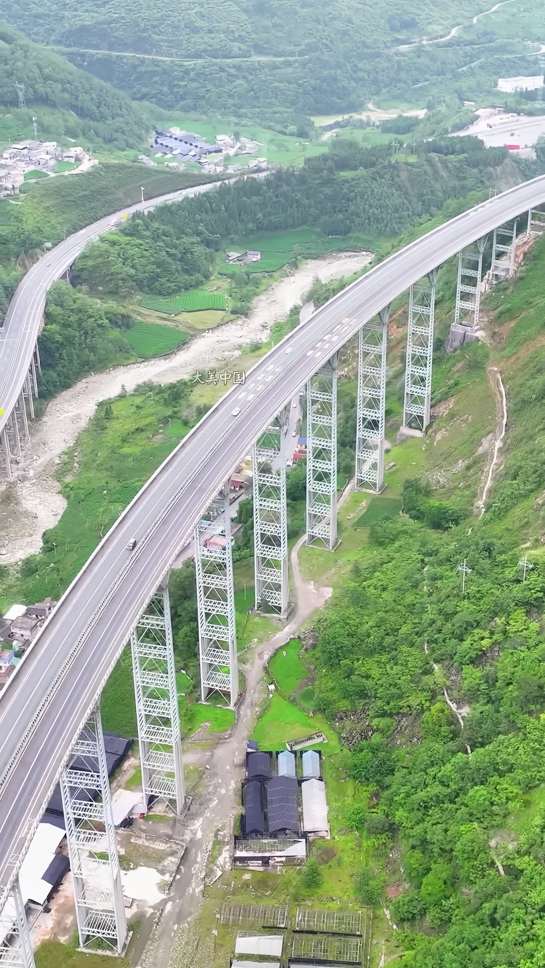 中国高速的逆天工程，独特的双螺旋隧道设计