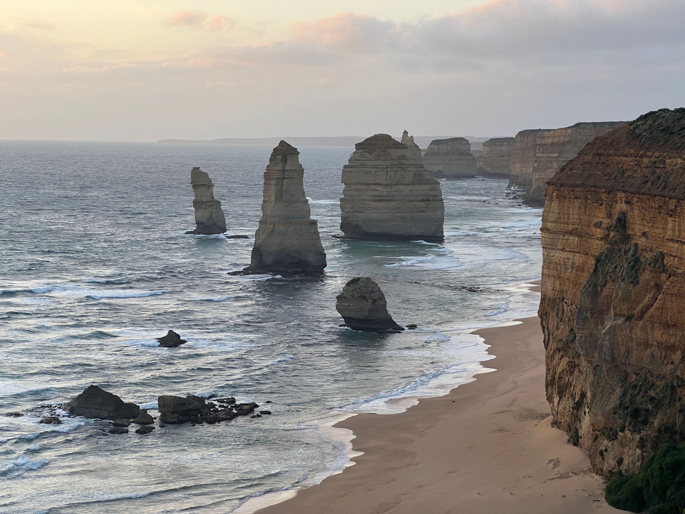 在澳大利亚旅游时，我有幸领略了著名的十二使徒岩。这些巨大的岩石矗立在海岸边，它们是大自然的杰作，经过