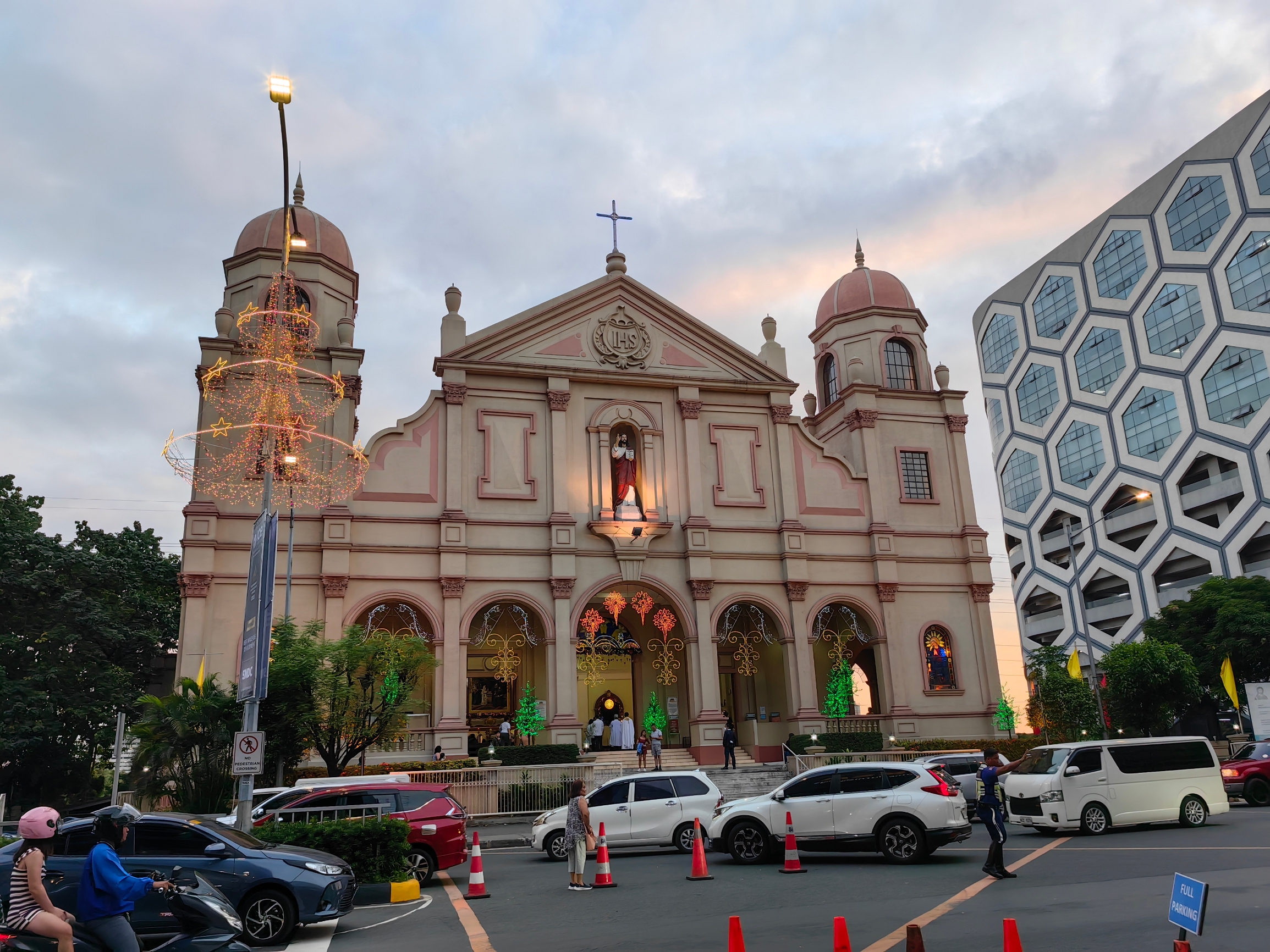 在亚洲最大的SM商场附近的一个⛪教堂。