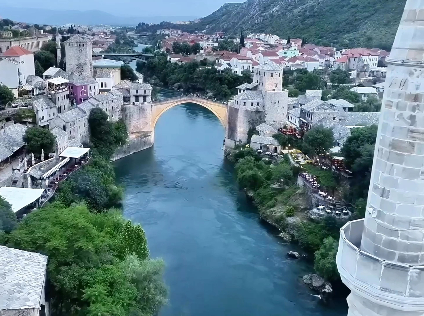 莫斯塔尔桥 (Stari Most):穿越时空的历史