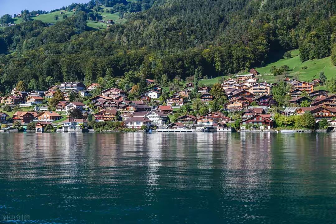 因特拉肯位于瑞士伯尔尼州，地处图恩湖及布里恩茨湖两湖之间，