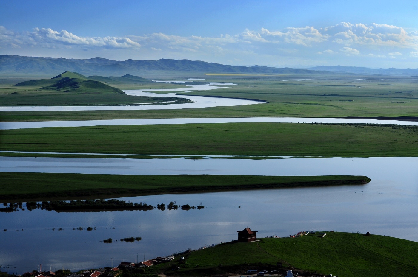 九曲黄河第一弯位于四川省阿坝藏族羌族自治州若尔盖县，俗语说，“天下黄河九曲十八湾”，其中“九曲”指的