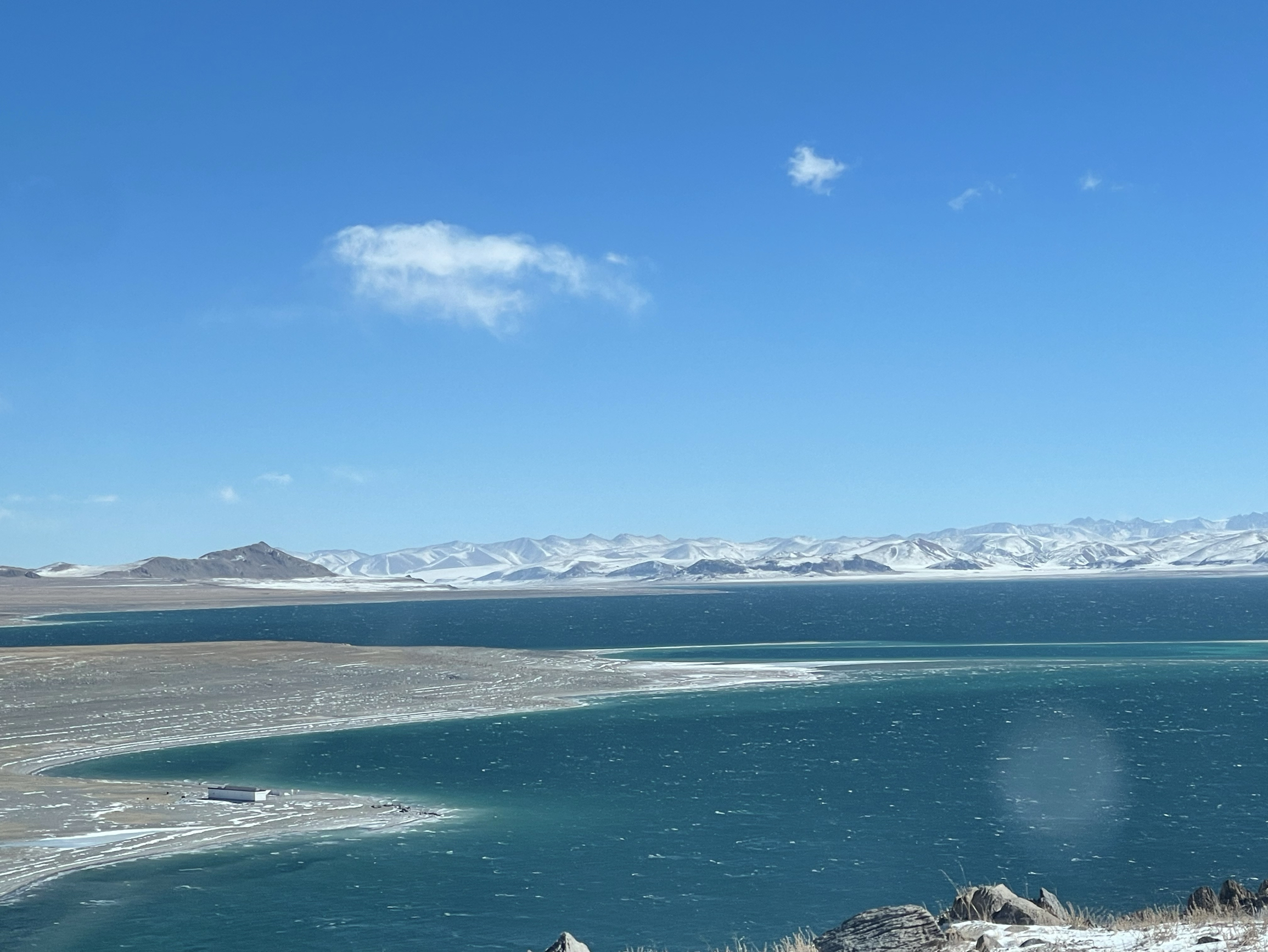 扎日南木错是西藏自治区的一个湖泊 它位于藏北高原南部，阿里地区措勤县境内。这是一个东西向构造断陷湖，