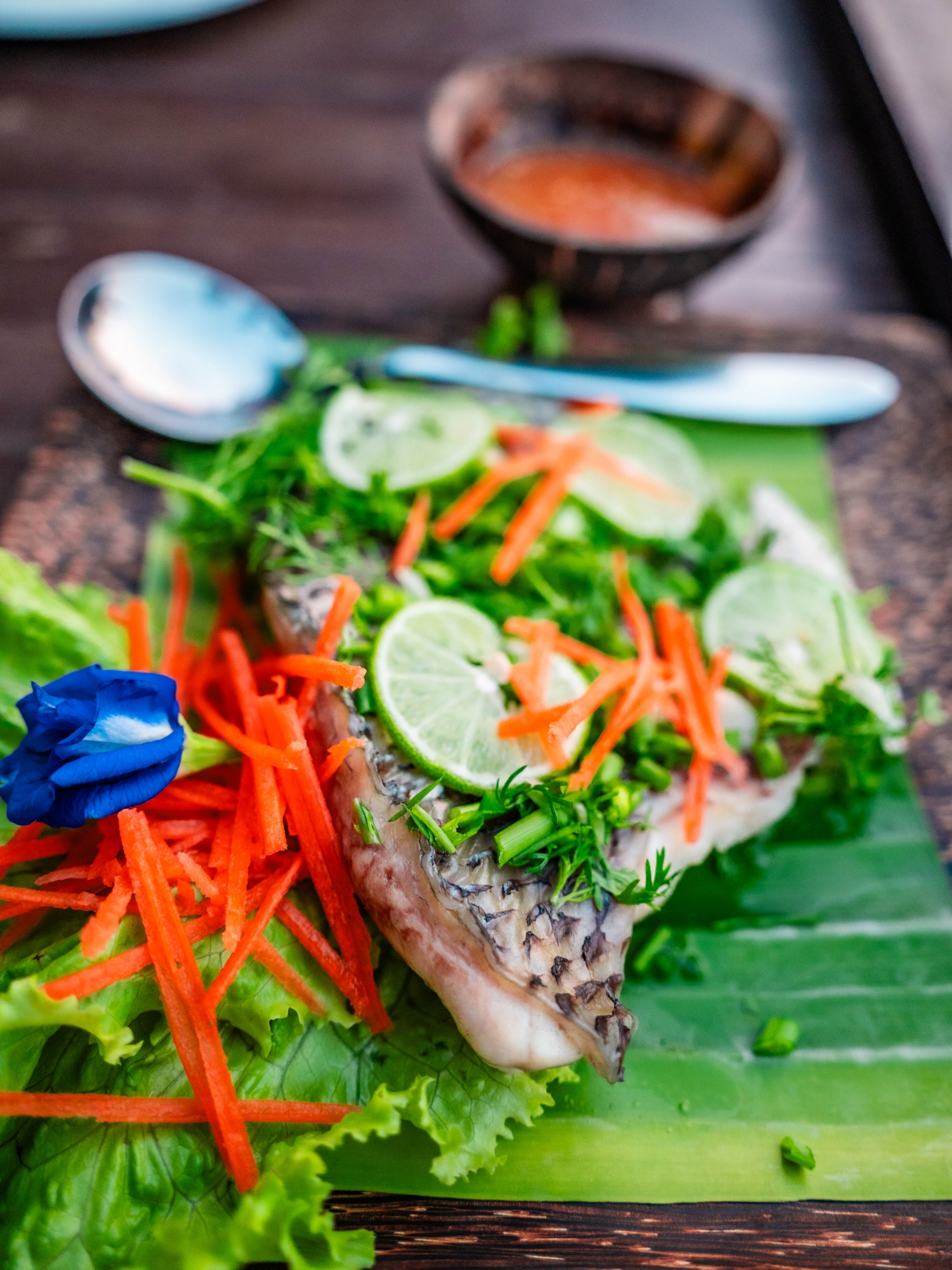老挝吃到美味清蒸鱼，湄公河畔琅勃拉邦餐馆